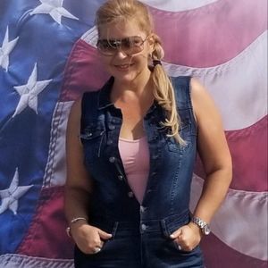 Meet your Posher, Mona